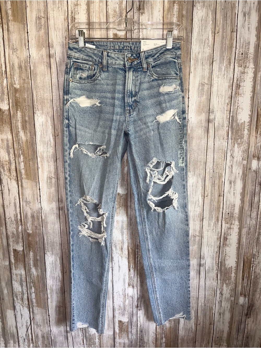 American Eagle Strigid Mom Jeans Size 0 Light Wash Distressed Ripped NWT
